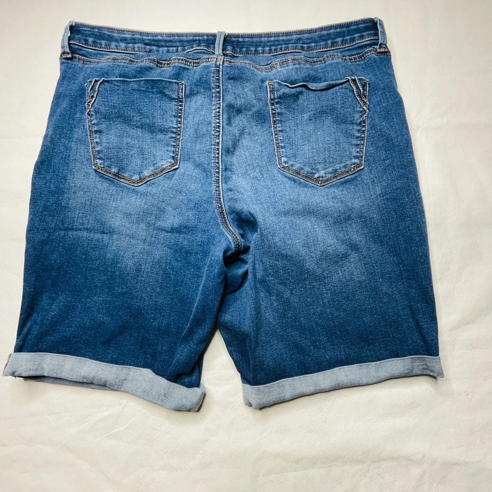 Apt 9 Bermuda Shorts Womens 18 Light Wash Stretch Denim Cuffed Plus Size 18